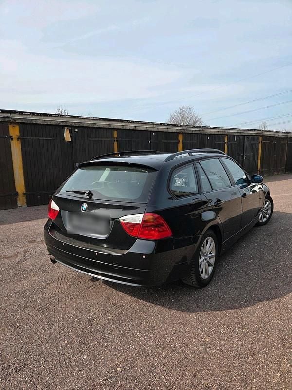 Gebraucht BMW 318 129 PS (94 kW) 2007 Schwarz Kombi