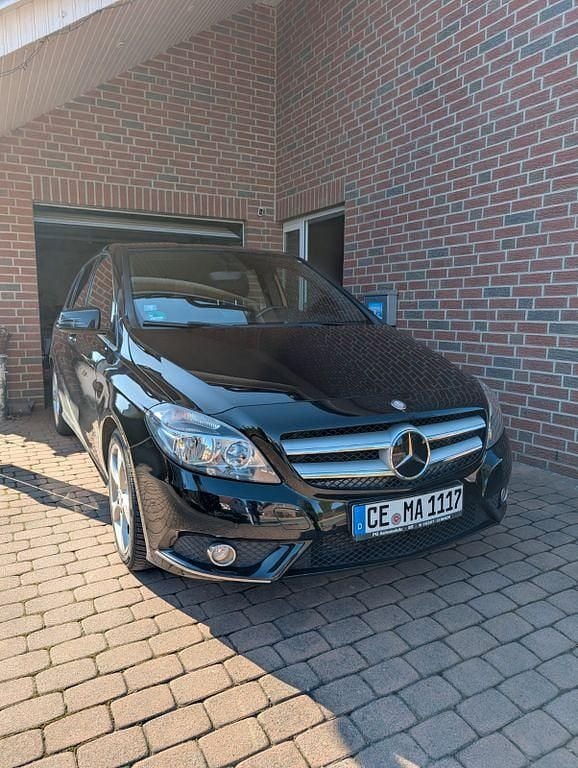 Gebraucht Mercedes B180 122 PS (89 kW) 2013 Schwarz Van / Kleinbus
