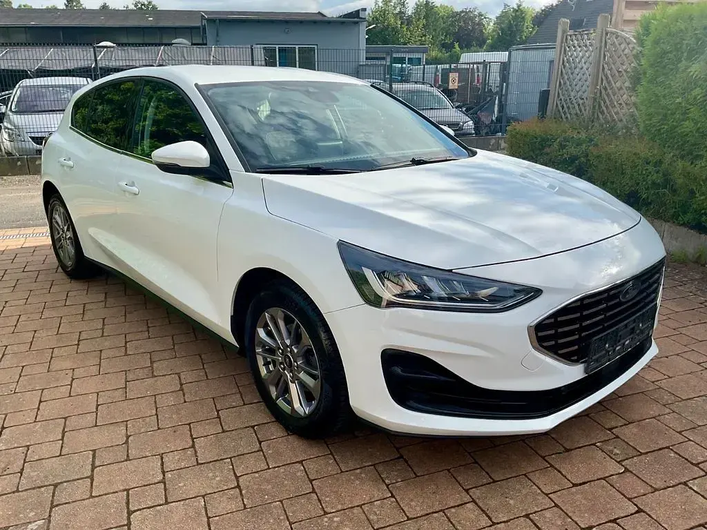 Gebraucht Ford Focus Titanium 125 PS (91 kW) 2023 Weiß Limousine