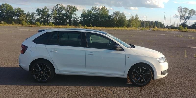 Weiß Gebraucht 2015 Skoda Rapid Kleinwagen | 14.900 € - Bild 1/4