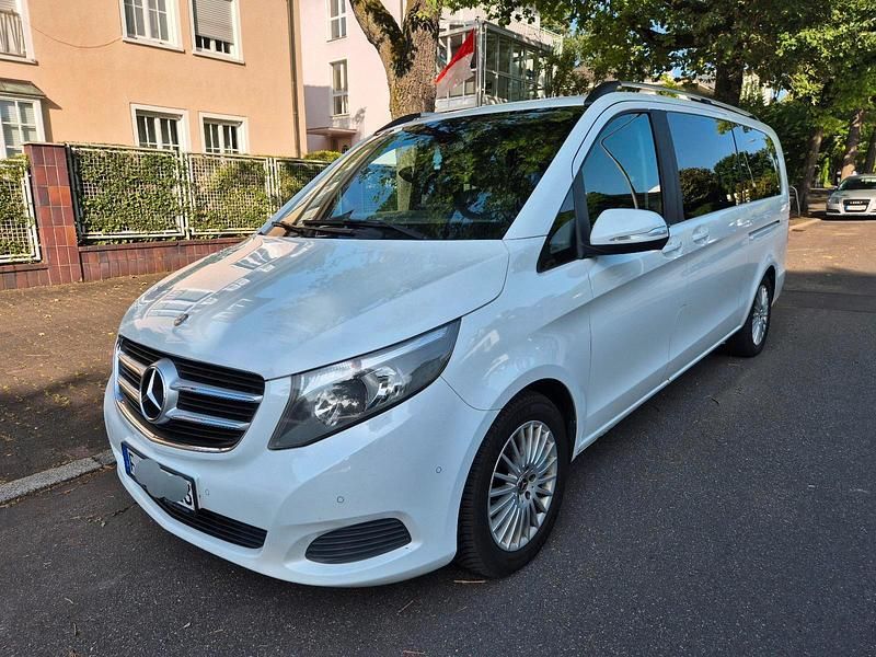Weiß Gebraucht 2016 Mercedes V220 Van / Kleinbus | 21.900 € (Fairer Preis) - Bild 1/4