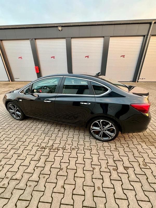 Gebraucht Opel Astra 110 PS (80 kW) 2013 Schwarz Limousine