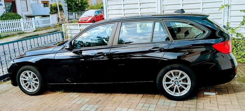 Schwarz Gebraucht 2014 BMW 320 Kombi | 11.695 € (Guter Preis) - Bild 1/4
