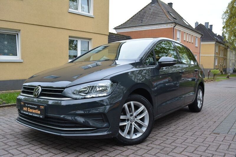 Grau Gebraucht 2018 VW Golf Sportsvan Comfortline Van / Kleinbus | 12.990 € (Superpreis) - Bild 1/4