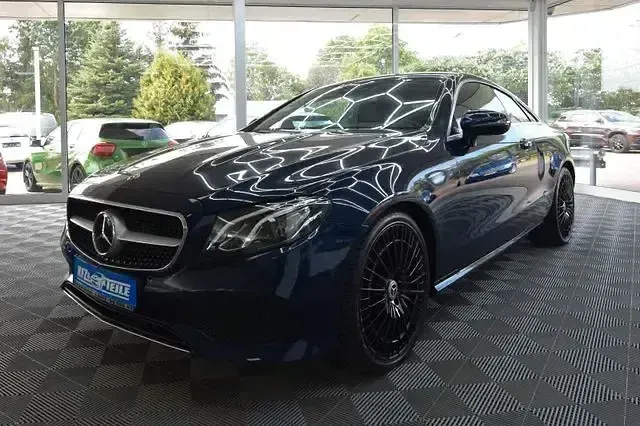 Gebraucht Mercedes E220 Avantgarde 194 PS (142 kW) 2019 Blau Coupé