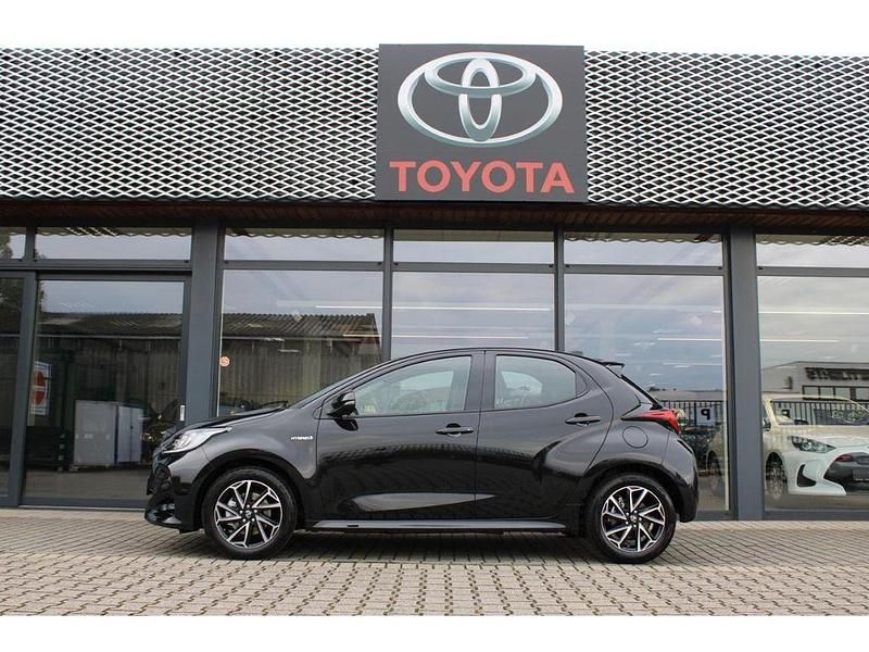 Gebraucht Toyota Yaris Hybrid Comfort 116 PS (85 kW) 2023 Schwarz Kleinwagen