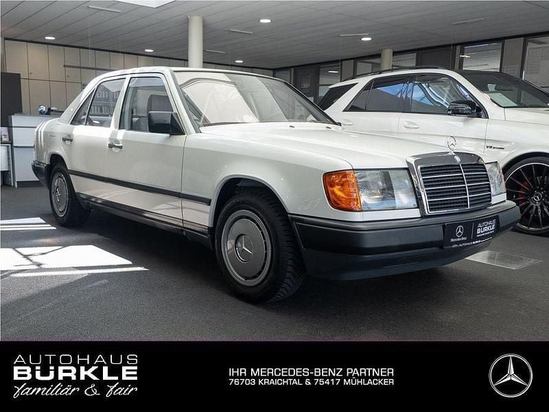 Weiß Gebraucht 1985 Mercedes E230 Limousine | 15.850 € - Bild 1/4