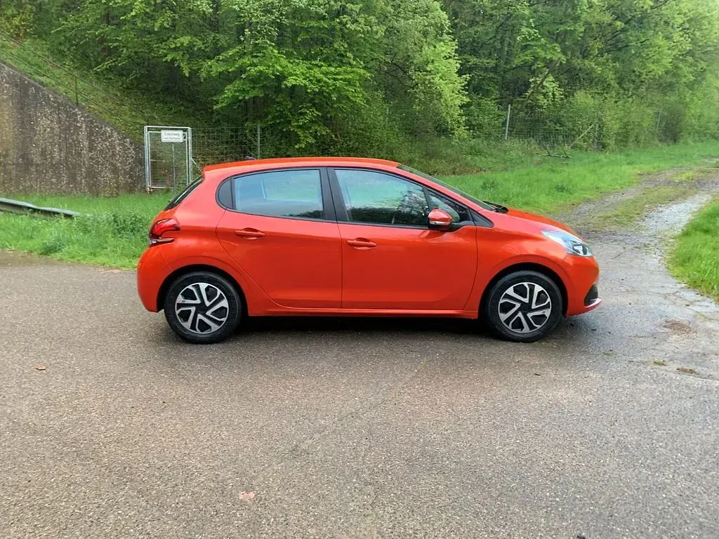Gebraucht Peugeot 208 83 PS (61 kW) 2019 Orange Kleinwagen
