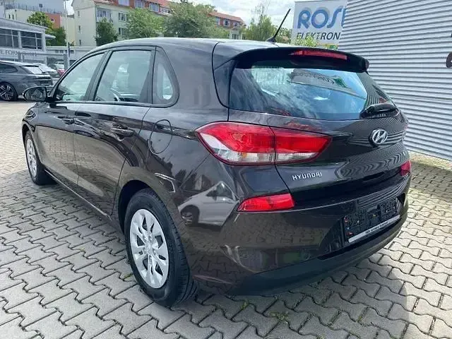 Gebraucht Hyundai i30 Select 101 PS (74 kW) 2017 Braun Limousine