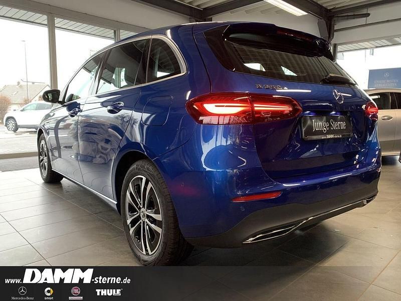 Gebraucht Mercedes E250 Advanced 163 PS (119 kW) 2024 Blau Limousine