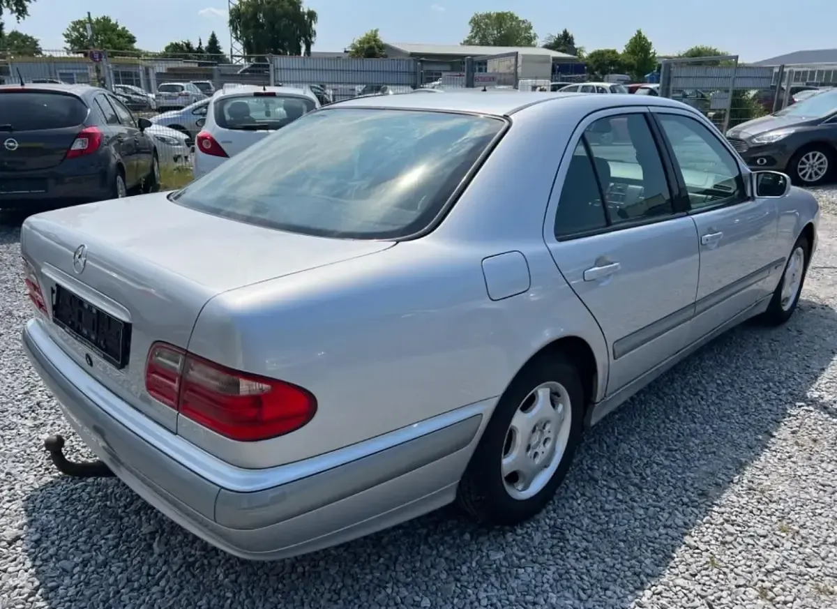 Używany Mercedes E220 143 KM (105 kW) 2001 Srebrny Sedan/Limuzyna