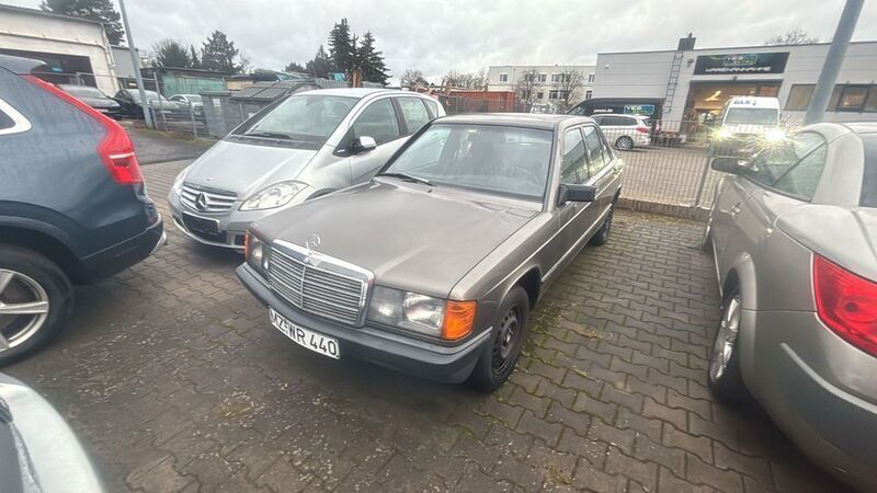 Grau Gebraucht 1984 Mercedes 190 Limousine | 12.990 € - Bild 1/4