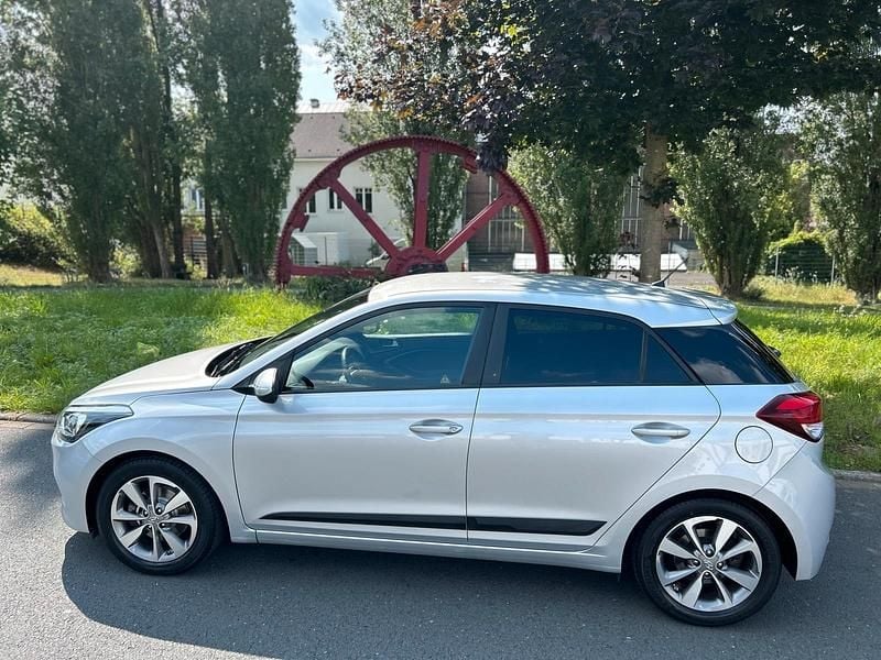Silber Gebraucht 2017 Hyundai i20 Active Kleinwagen | 10.390 € - Bild 1/4