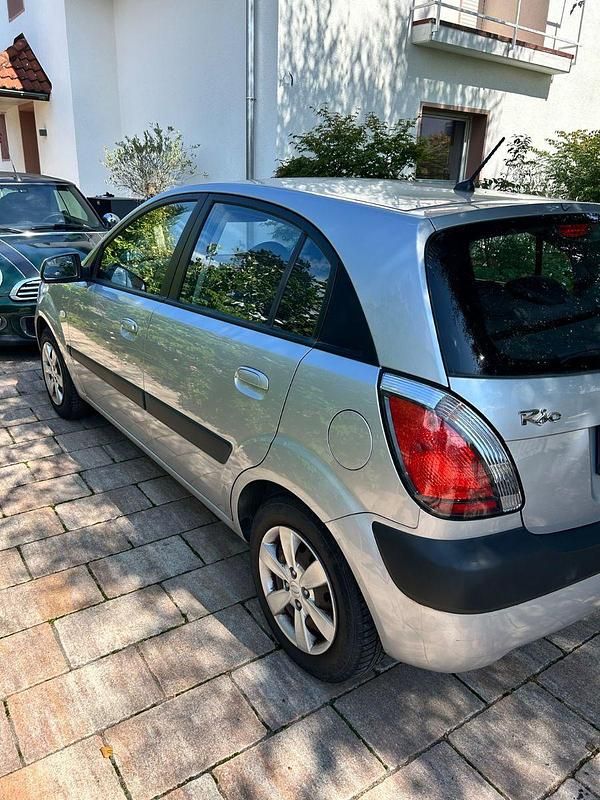 Silber Gebraucht 2010 Kia Rio Spirit Limousine | 3.750 € (Fairer Preis) - Bild 1/4