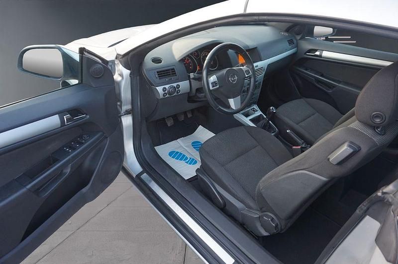 Gebraucht Opel Astra Cabriolet Edition 140 PS (102 kW) 2010 Silber Cabrio