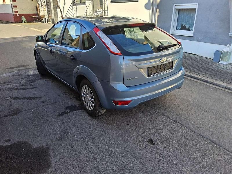 Gebraucht Ford Focus Ambiente 101 PS (74 kW) 2008 Avalongrau (metallic) Kleinwagen