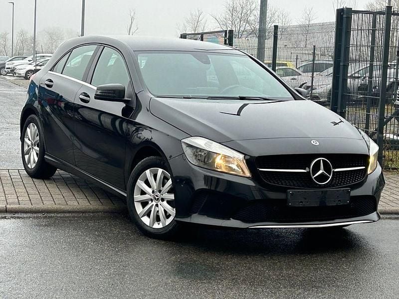 Schwarz Gebraucht 2017 Mercedes A180 Limousine | 12.700 € (Guter Preis) - Bild 1/4