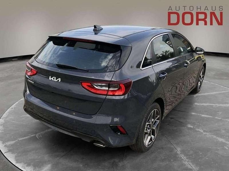 Neu Kia Ceed Spirit 140 PS (102 kW) 2025 Rot Kleinwagen