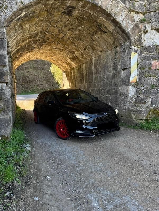 Gebraucht Ford Focus ST 250 PS (183 kW) 2015 Schwarz Kleinwagen