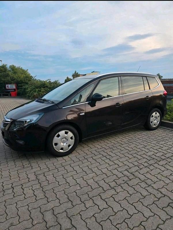 Braun Gebraucht 2012 Opel Zafira Tourer Van / Kleinbus | 5.299 € (Guter Preis) - Bild 1/4