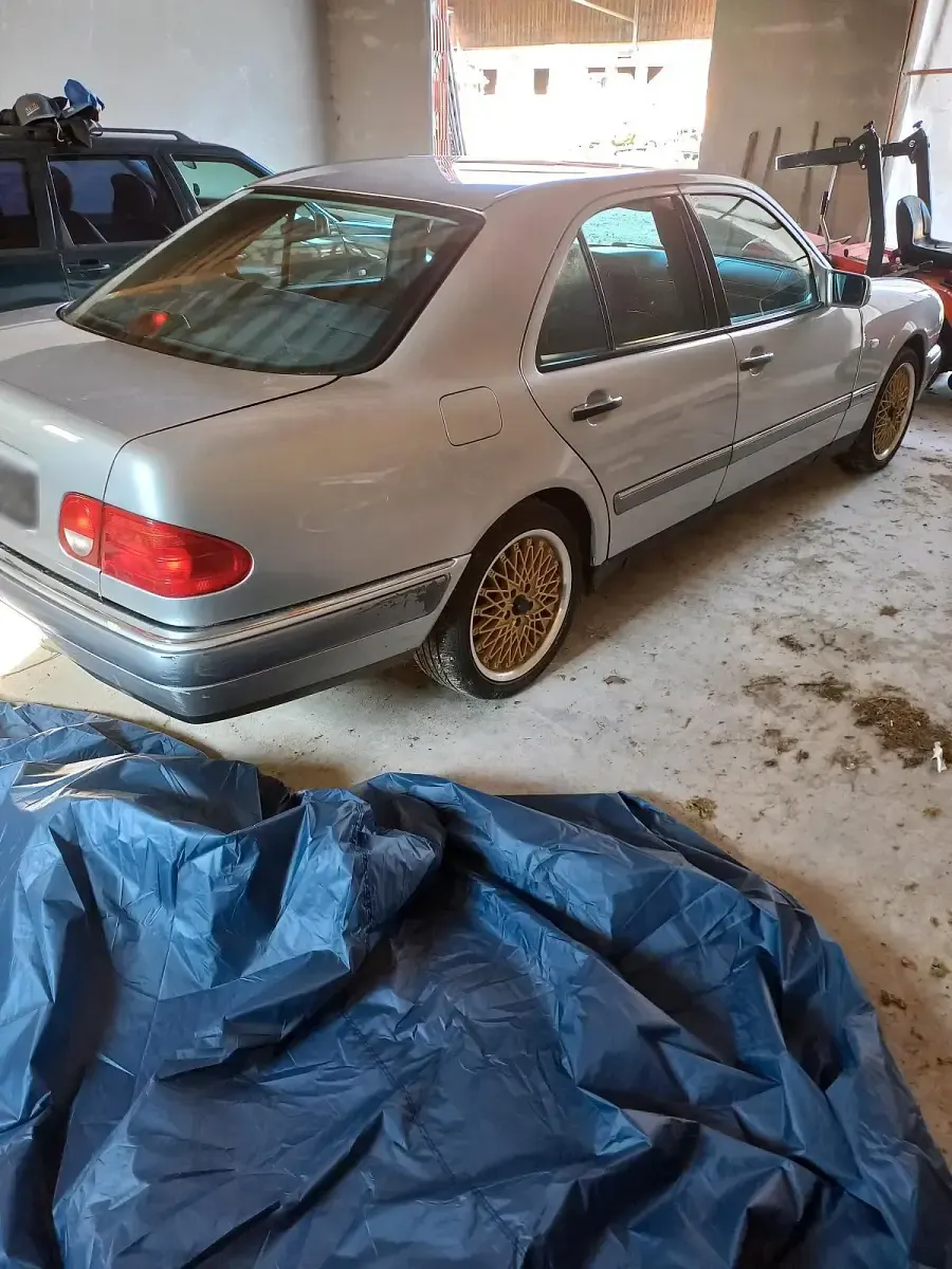 Gebraucht Mercedes E200 160 PS (117 kW) 1998 Silber Limousine