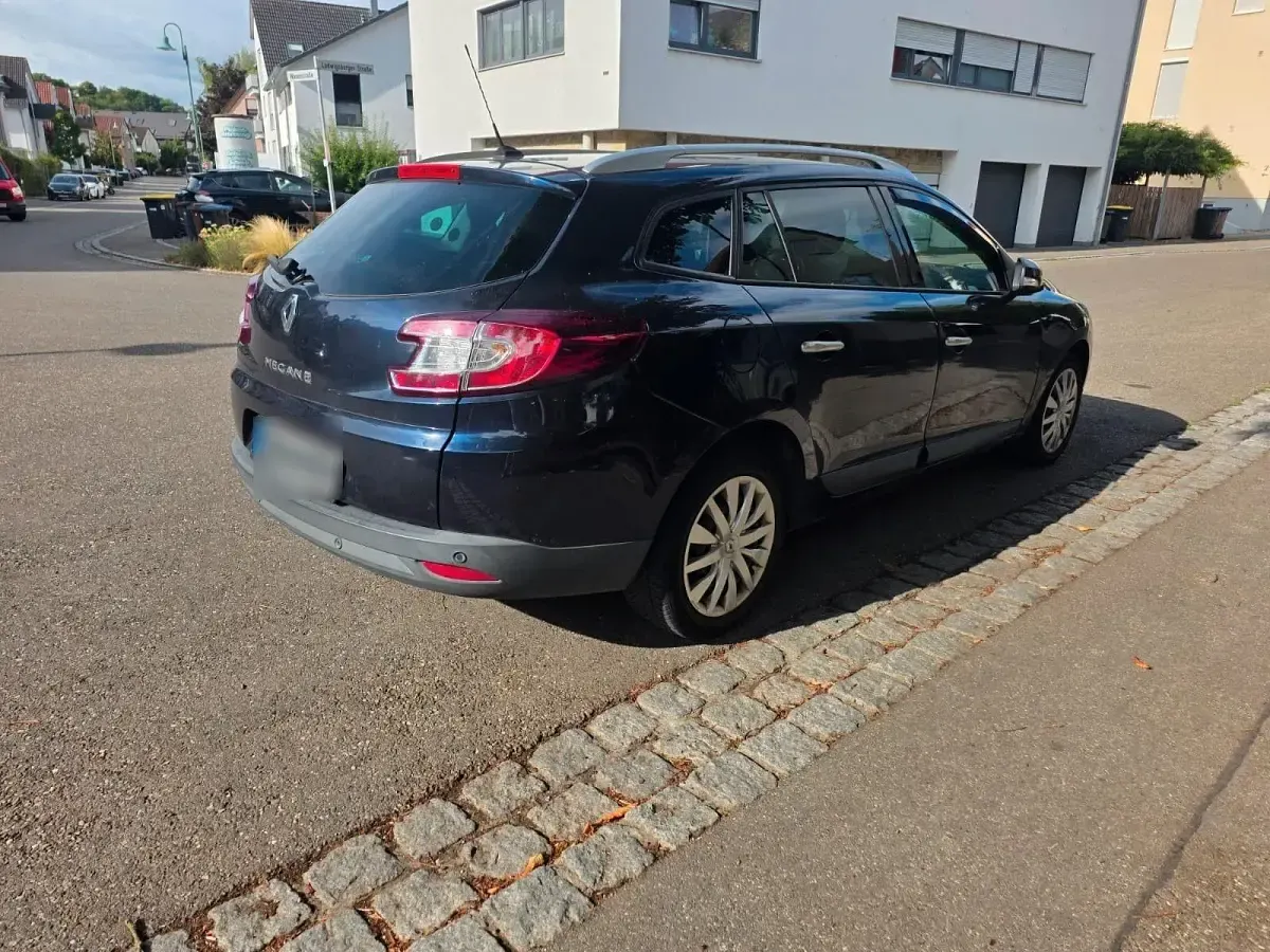 Gebraucht Renault Mégane GrandTour Dynamique 131 PS (96 kW) 2011 Blau Kombi