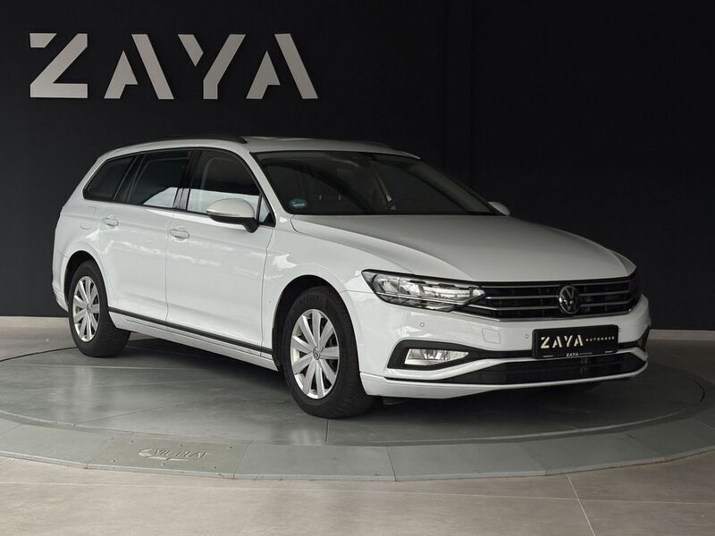Gletscherweiß Gebraucht 2023 VW Passat R Kombi | 18.450 € (Superpreis) - Bild 1/4