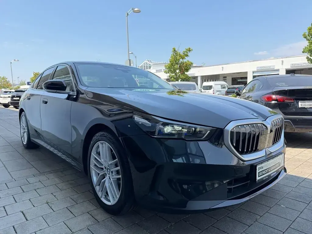 Gebraucht BMW 520 Sport Line 197 PS (144 kW) 2025 Schwarz Limousine