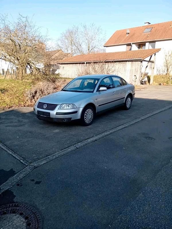 Grau Gebraucht 2001 VW Passat Limousine | 1.000 € (Guter Preis) - Bild 1/4
