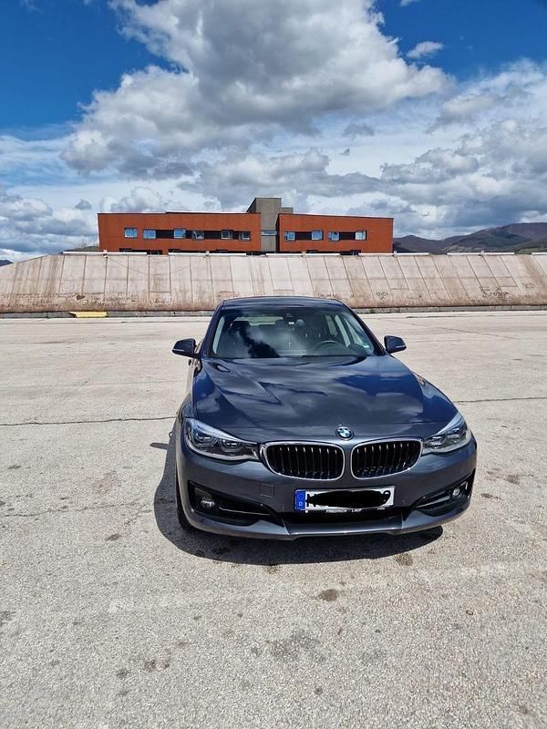 Grau Gebraucht 2017 BMW 330 Sport Line Limousine | 20.000 € (Etwas zu teuer) - Bild 1/4