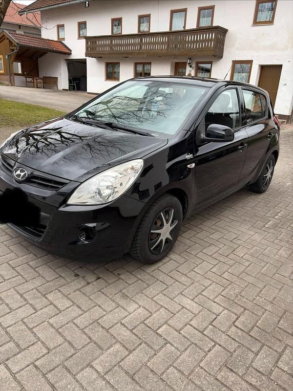 Gebraucht Hyundai i20 78 PS (57 kW) 2012 Schwarz Kleinwagen