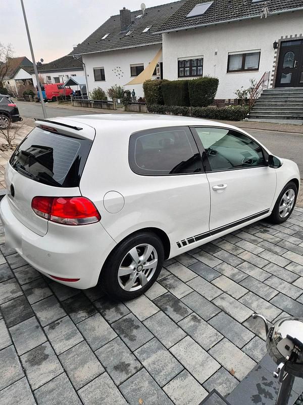 Gebraucht VW Golf VI 122 PS (89 kW) 2009 Weiß Kleinwagen