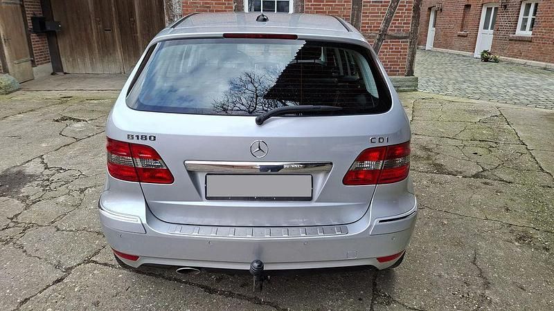 Gebraucht Mercedes B180 109 PS (80 kW) 2010 Silber Van / Kleinbus