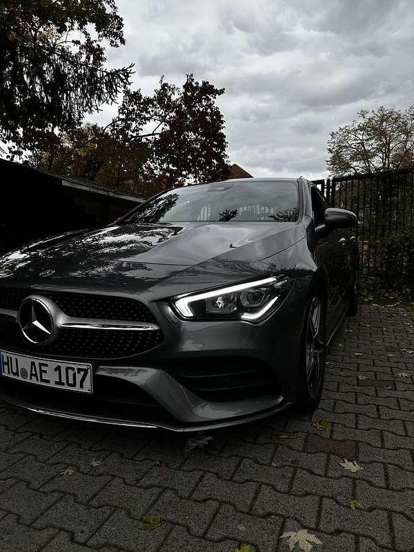 Grau Gebraucht 2020 Mercedes CLA200 AMG line Coupé | 29.500 € (Etwas zu teuer) - Bild 1/4