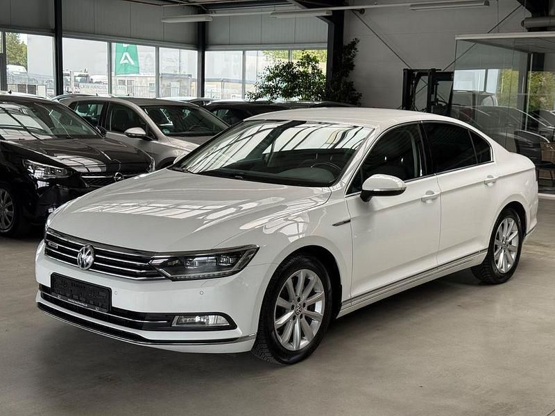 Weiß Gebraucht 2015 VW Passat Highline Limousine | 13.990 € (Etwas zu teuer) - Bild 1/4