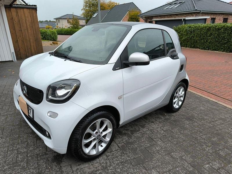 Weiß Gebraucht 2016 Smart ForTwo Coupé Passion Kleinwagen | 5.950 € (Superpreis) - Bild 1/4