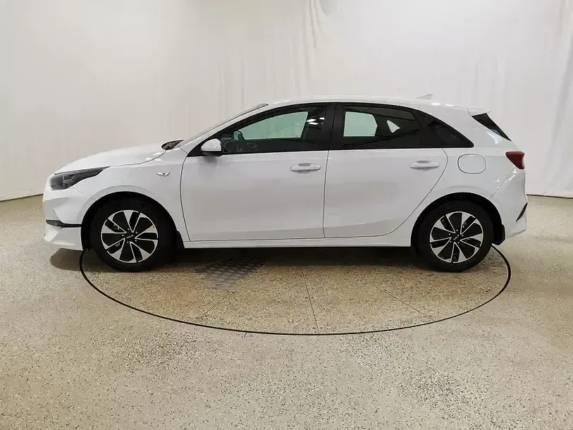 Neu Kia Ceed Play 101 PS (74 kW) 2025 Weiss Kleinwagen