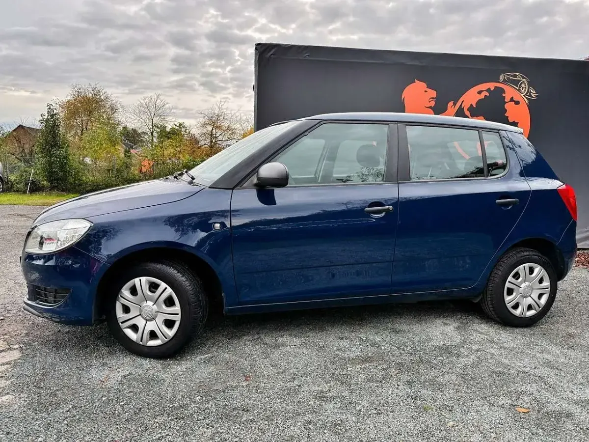 Używany Skoda Fabia 60 KM (44 kW) 2015 Niebieski Sedan/Limuzyna