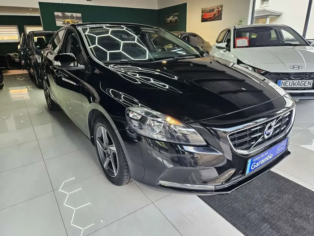 Gebraucht Volvo V40 Basis 120 PS (88 kW) 2016 Black solid "stone" / solid Kombi