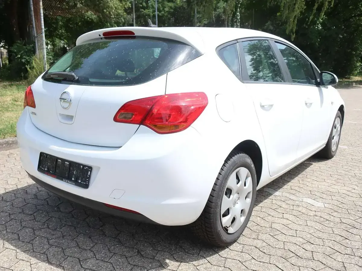 Gebraucht Opel Astra 116 PS (85 kW) 2010 Weiß Limousine