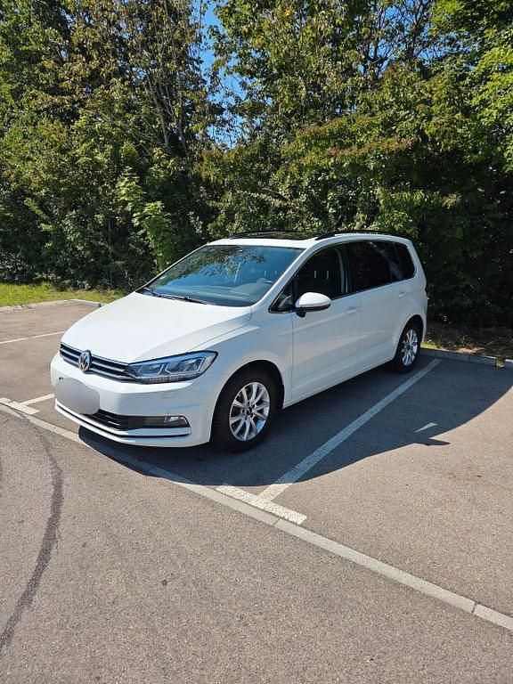 Weiß Gebraucht 2020 VW Touran Highline Van / Kleinbus | 18.300 € (Superpreis) - Bild 1/4
