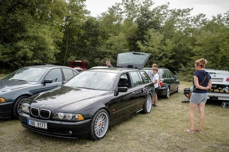 Schwarz Gebraucht 2001 BMW 530 Sport Line Kombi | 9.000 € - Bild 1/4