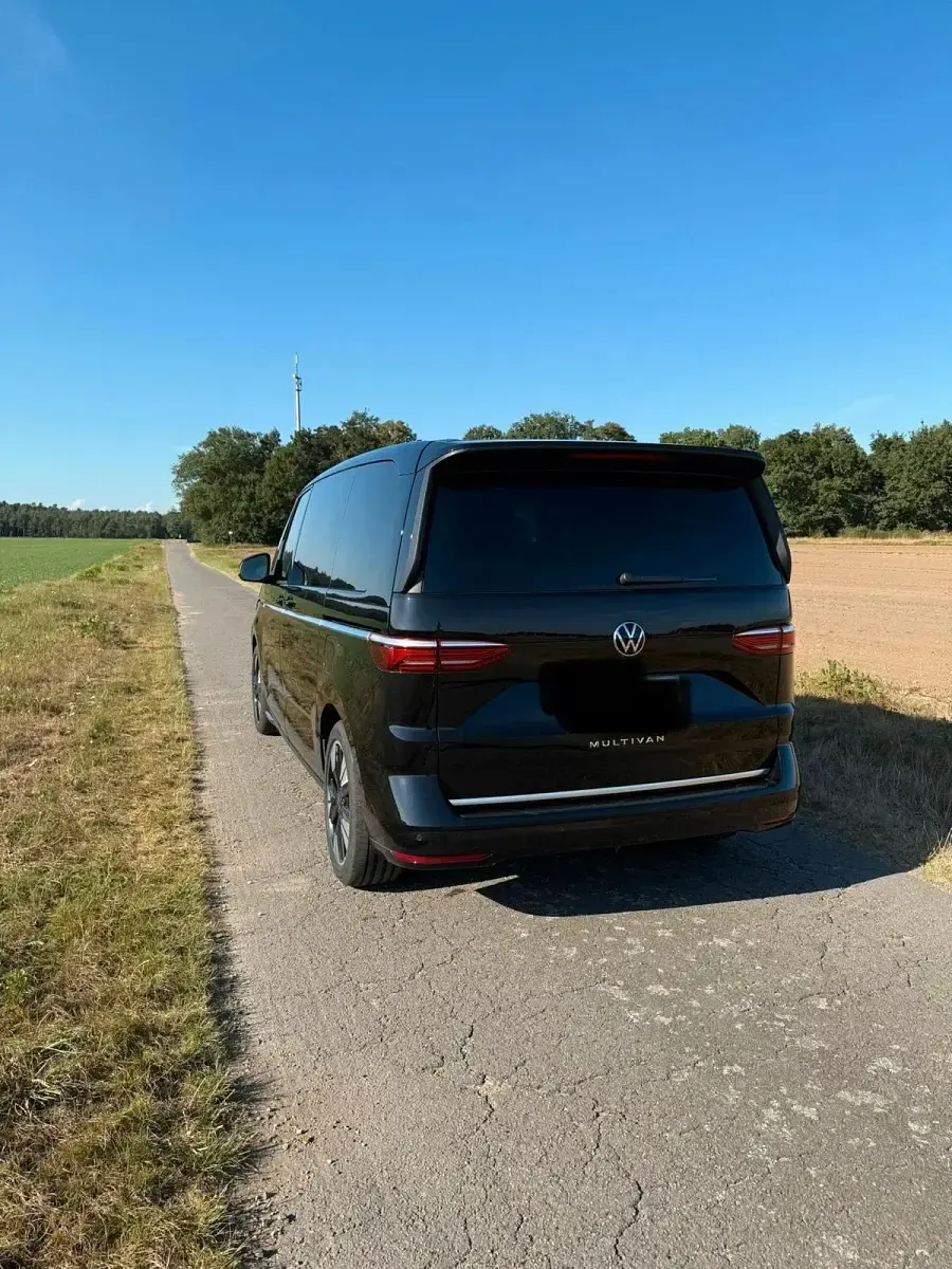 Gebraucht VW Multivan Style 150 PS (110 kW) 2024 Schwarz Van / Kleinbus