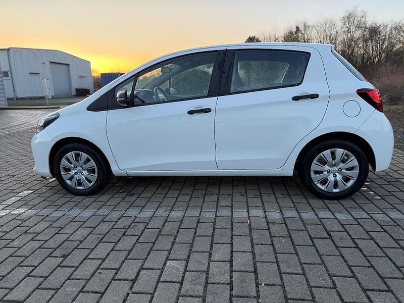 Gebraucht Toyota Yaris 69 PS (50 kW) 2014 Weiß Kleinwagen