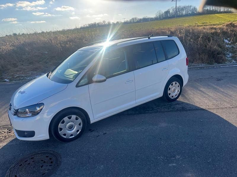 Weiß Gebraucht 2015 VW Touran Comfortline Van / Kleinbus | 7.380 € (Superpreis) - Bild 1/4