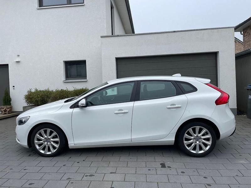 Gebraucht Volvo V40 Kinetic 114 PS (83 kW) 2012 Rot Kleinwagen