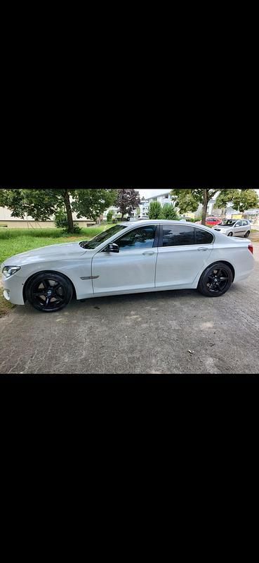 Weiß Gebraucht 2012 BMW 750 Limousine | 18.500 € (Fairer Preis) - Bild 1/4