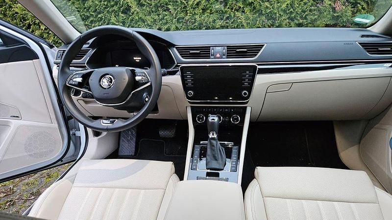 Gebraucht Skoda Superb LAURIN & KLEMENT 218 PS (160 kW) 2023 Weiß Limousine