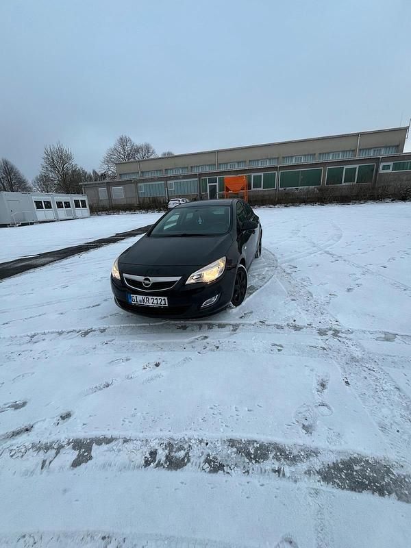 Schwarz Gebraucht 2011 Opel Astra Kleinwagen | 3.750 € (Fairer Preis) - Bild 1/4