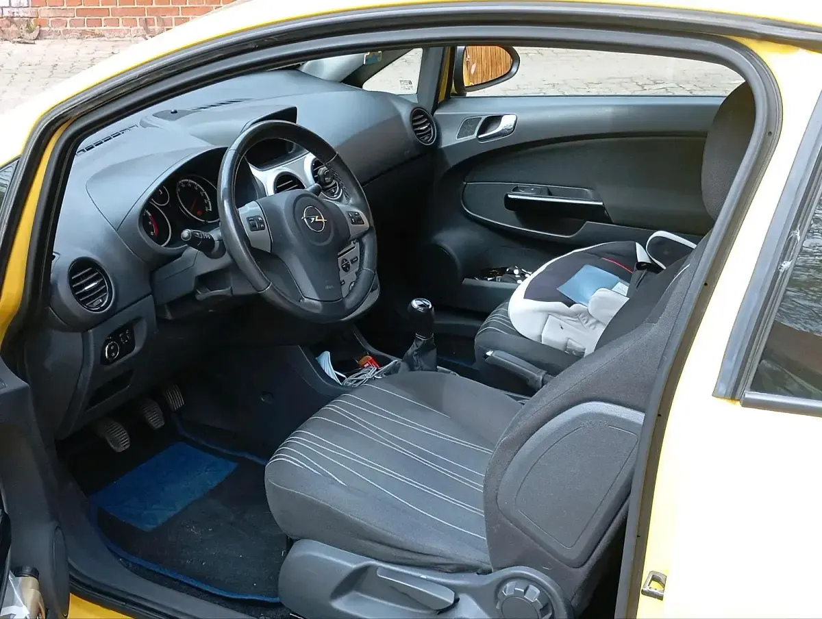 Używany Opel Corsa 69 KM (50 kW) 2010 Żółty Hatchback